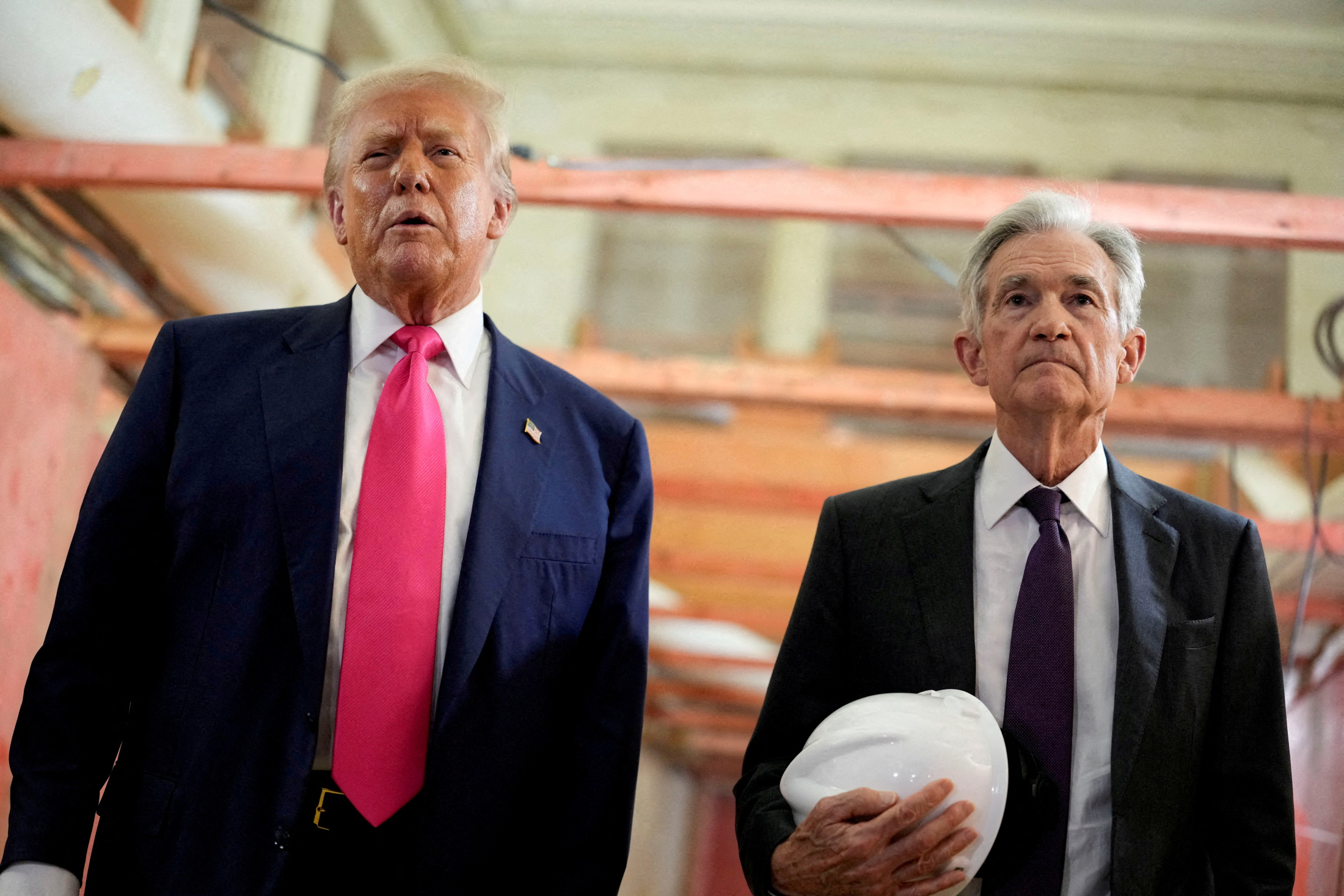 パウエル議長がトランプ大統領を案内する様子。FRB本部での両者の会談を示唆しており、米国の金融政策と政治的圧力を象徴する一枚。