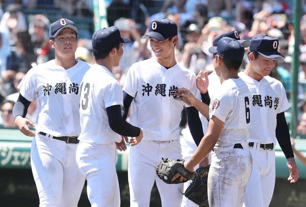 準決勝で勝利し、甲子園決勝進出を喜ぶ沖縄尚学の選手たち