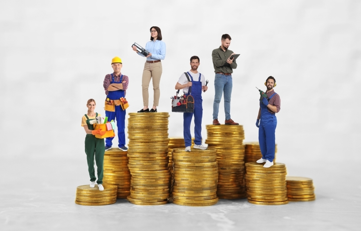 20代の年収1000万円達成の難しさを視覚化したグラフと、キャリアを模索する若者のイラスト。