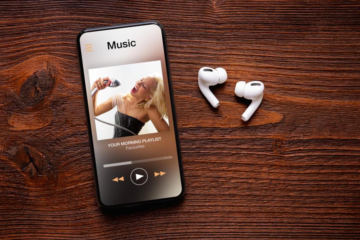 スマートフォンでデジタル音楽を消費する若者