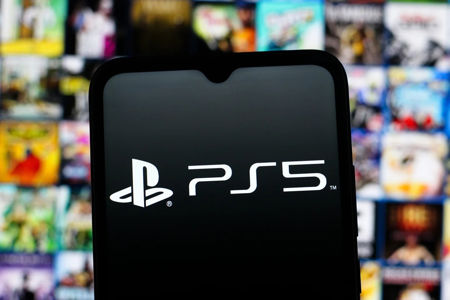 PlayStation 5の本体画像とコントローラー。米国でのPS5値上げが発表され、ゲーマーの関心を集めている。