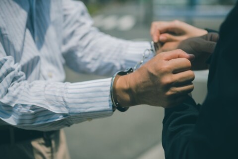 痴漢容疑者を逮捕する警察官のイメージ。日本の警察が公共の安全を守る様子。