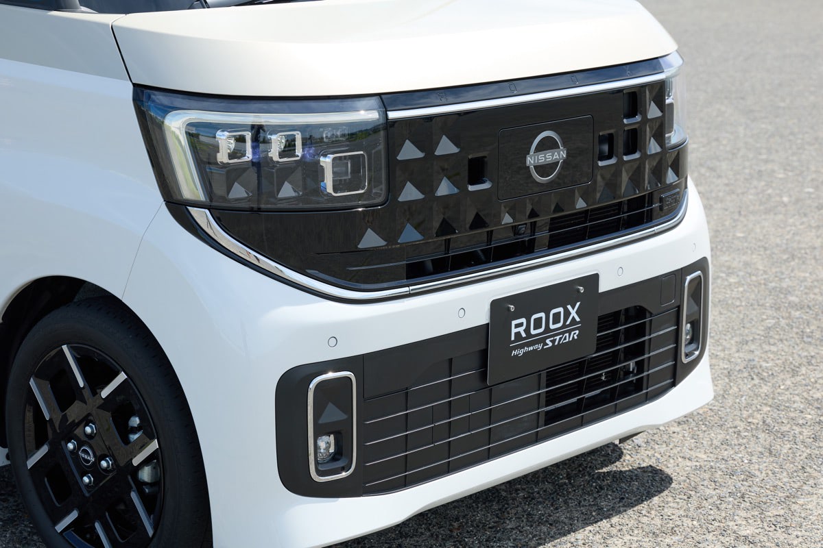 新型日産ルークスのサイドビュー。特徴的な「かどまる四角」デザインがボディ全体に施され、広々とした印象を与えます。