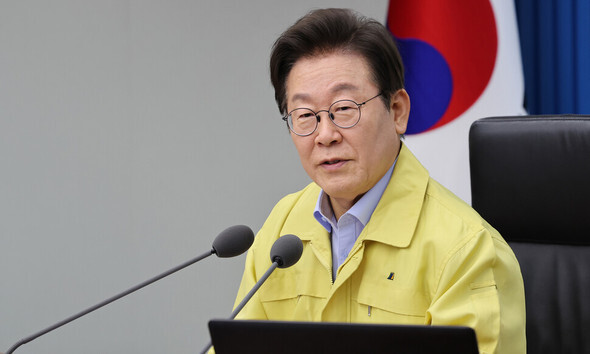ソウル大統領室で開かれた首席補佐官会議で発言する李在明大統領。日韓関係の政策方針について言及した