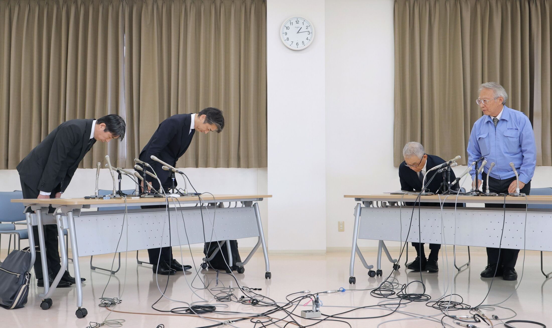 大川原化工機への捜査違法性を認め、謝罪する東京地検の森博英公安部長と警視庁の鎌田徹郎副総監。
