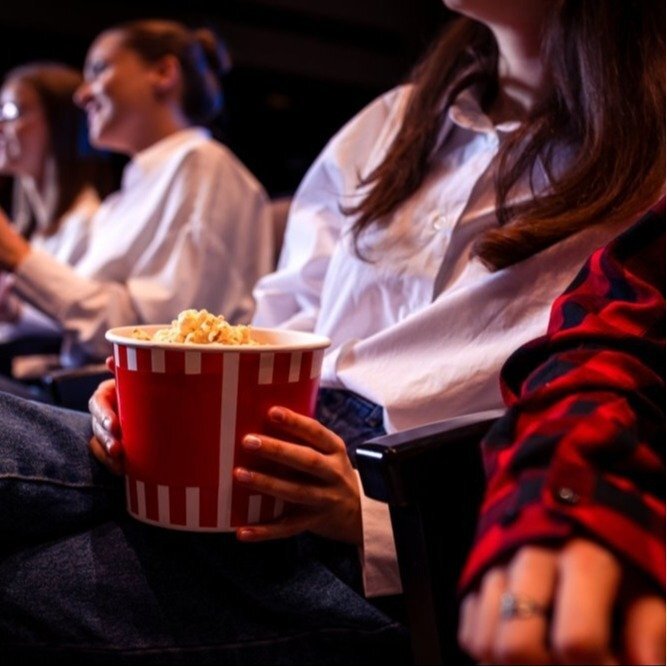 映画館での鑑賞風景。観客のマナー問題が浮上し、謝罪に至った経緯を象徴。