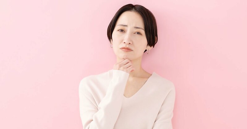 決断に悩む人の手元と心理的な葛藤を表す画像