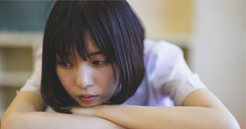 大学受験の参考書とペンを持つ学生の手元