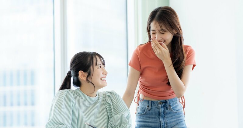 明治大学のキャンパス風景、活気ある学生生活