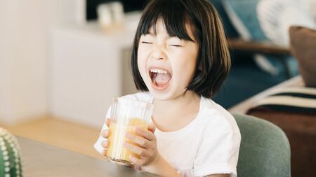子供の健康を考え、清涼飲料水の摂取に注意を促す親子のイメージ