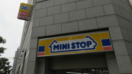 消費期限偽装が発覚したミニストップ。店内調理品の問題は、コンビニエンスストア業界全体の信頼を揺るがす深刻な課題を示唆する。