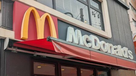 マクドナルド店舗の様子とたびたび炎上するハッピーセット企画の背景