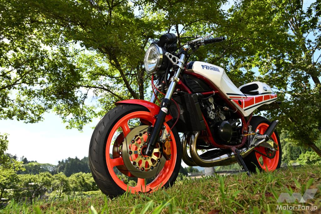 1983年に登場したヤマハRZ250R。2ストロークパラレルツインエンジンの集大成として注目されたモデル。