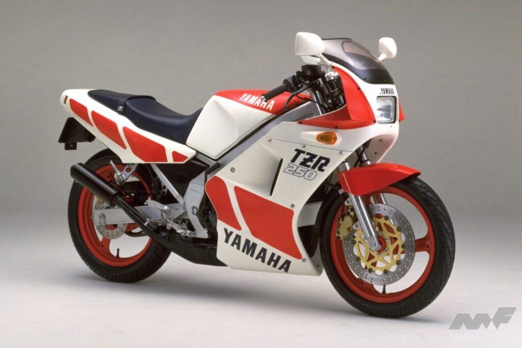 ヤマハRZ250Rのフロントビュー。YPVS搭載など、革新的な技術で高性能化を果たした。