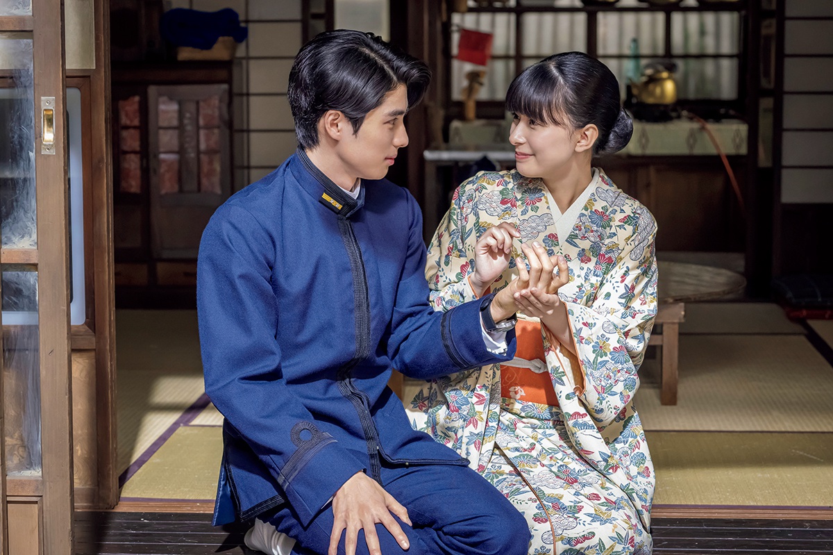 第124回ドラマアカデミー賞で最優秀作品賞を受賞し、主演女優賞も獲得した「波うららかに、めおと日和」主演の芳根京子。トロフィーを手に笑顔を見せている。