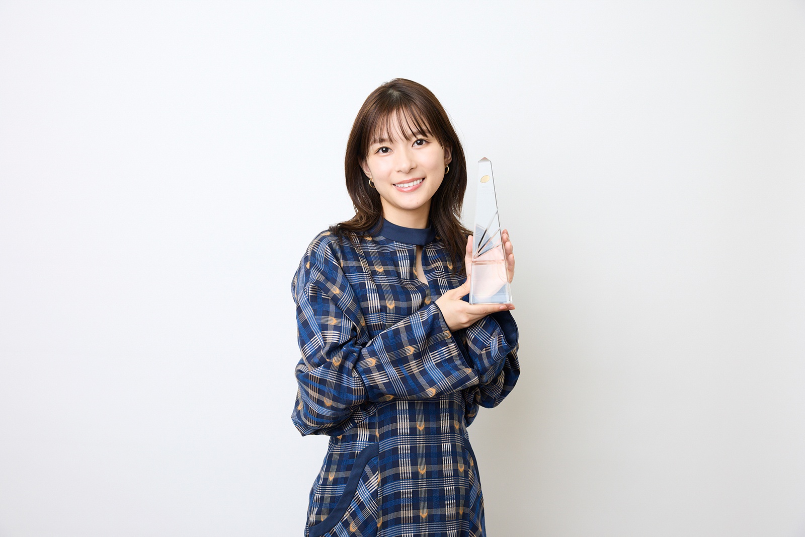 芳根京子、『波うららかに、めおと日和』で主演女優賞を受賞し喜びの表情