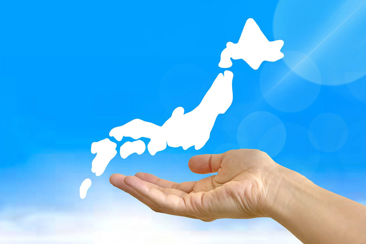 日本の街を歩く多様な外国人観光客や労働者たち、共生社会の現状を象徴