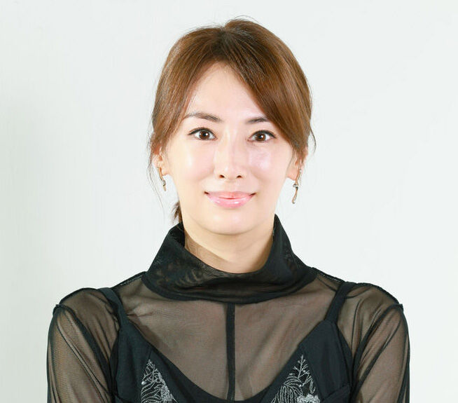 大阪・関西万博を楽しむ北川景子と料理コラムニスト山本ゆりがウィッシュポーズ