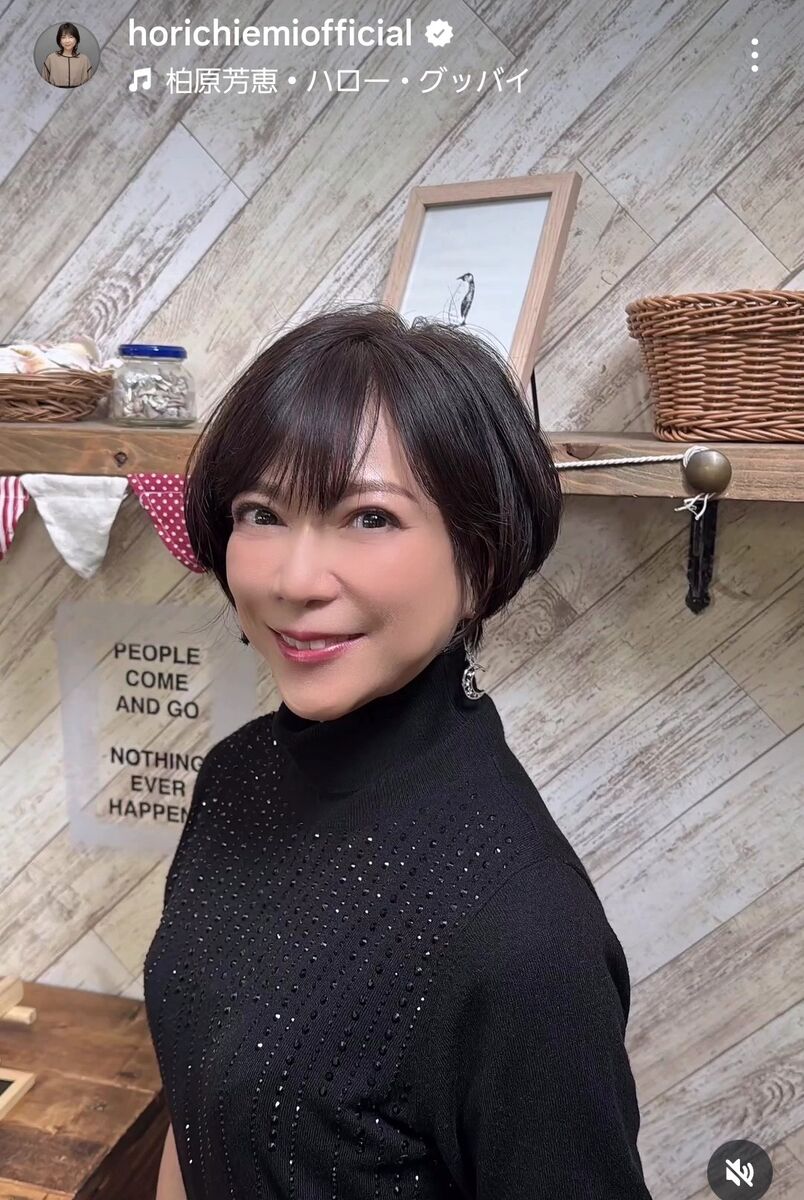 堀ちえみさんがインスタグラムで公開した、黒いトップスと赤いスカートの華やかな衣装姿。58歳とは思えない若々しいスタイルと目力が印象的。