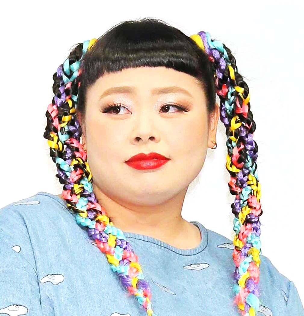 『ラヴィット！』に出演した渡辺直美さん。ピンクの髪をまとめ、笑顔を見せる。