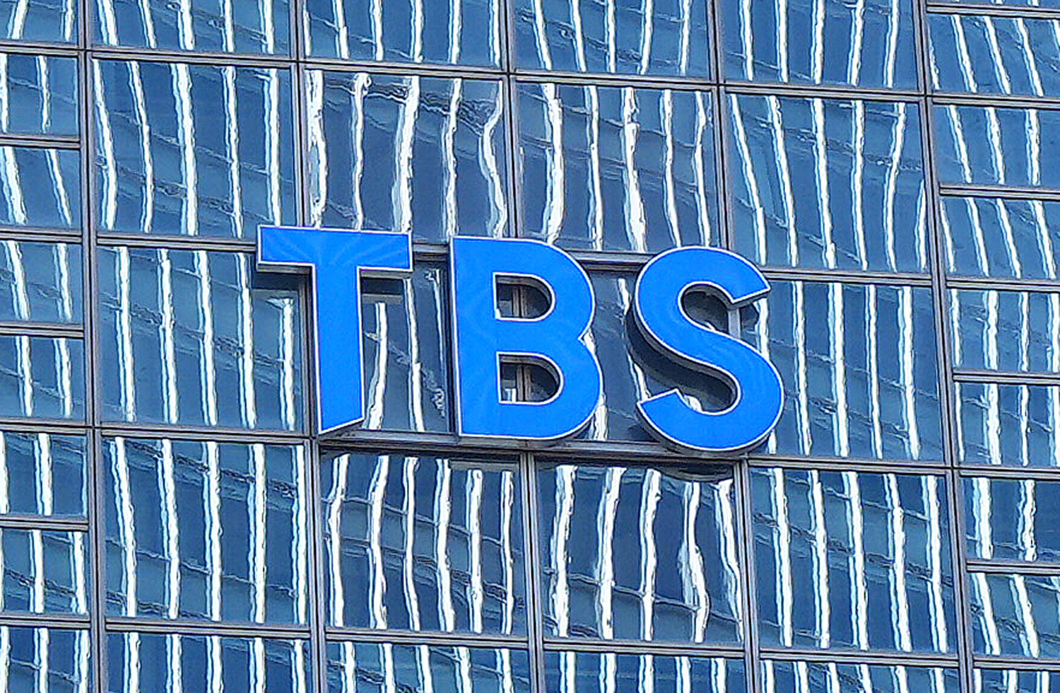TBSのロゴが入った建物外観。政治ジャーナリストの田崎史郎氏が「ひるおび」に出演し、自民党総裁選の議論を展開した放送局の象徴。