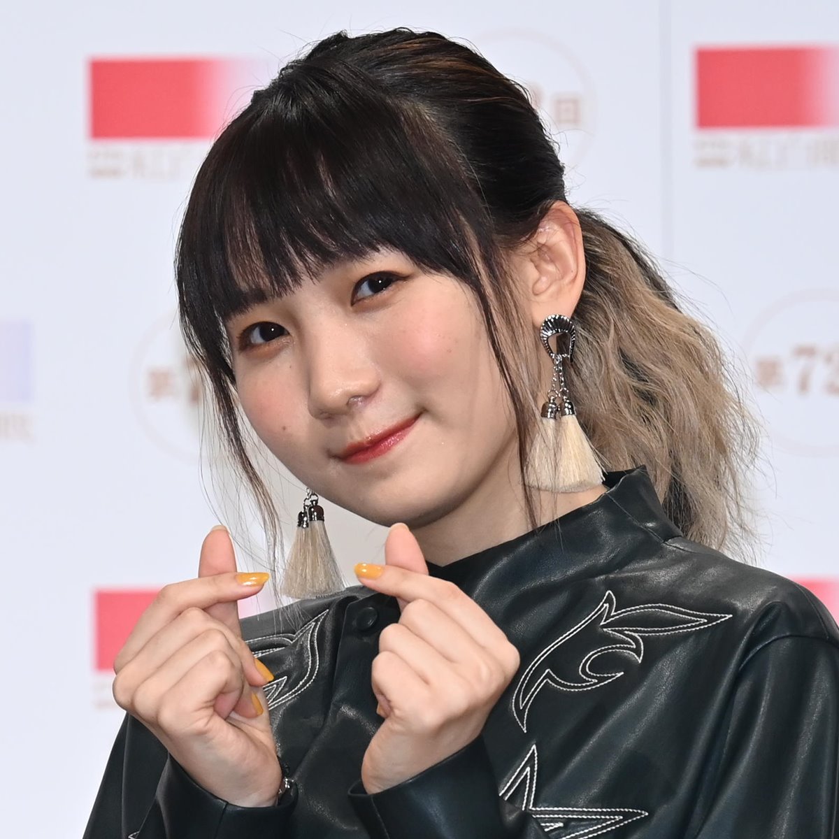 YOASOBI全国ツアー「WANDARA」中のikura。金メッシュのロングヘアとカラコンで話題の“激変”ビジュアルを披露。
