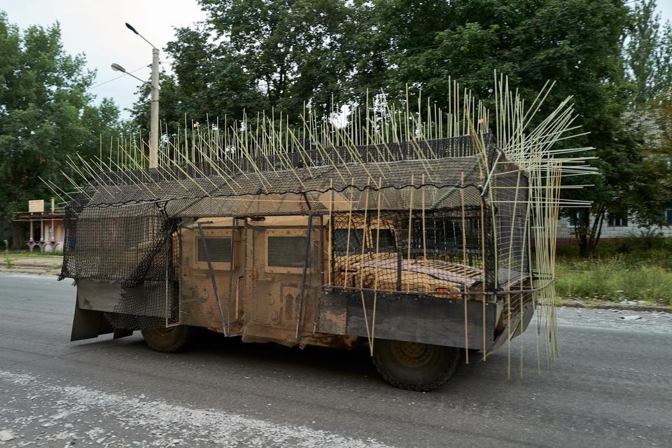 ウクライナ戦争における対ドローン「コープケージ」装甲を装着した軍用車両