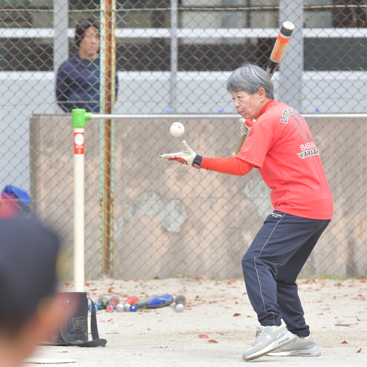85歳とは思えないエネルギッシュさでノックバットを振る学童野球チーム「山田西リトルウルフ」の棚原安子さん