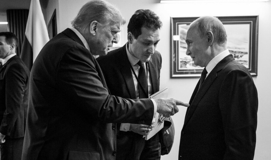 トランプ前米大統領がSNSでウクライナのロシア本土攻撃を支持する発言を共有する様子。プーチン露大統領に指を指す写真がメッセージの意図を明確に示している。