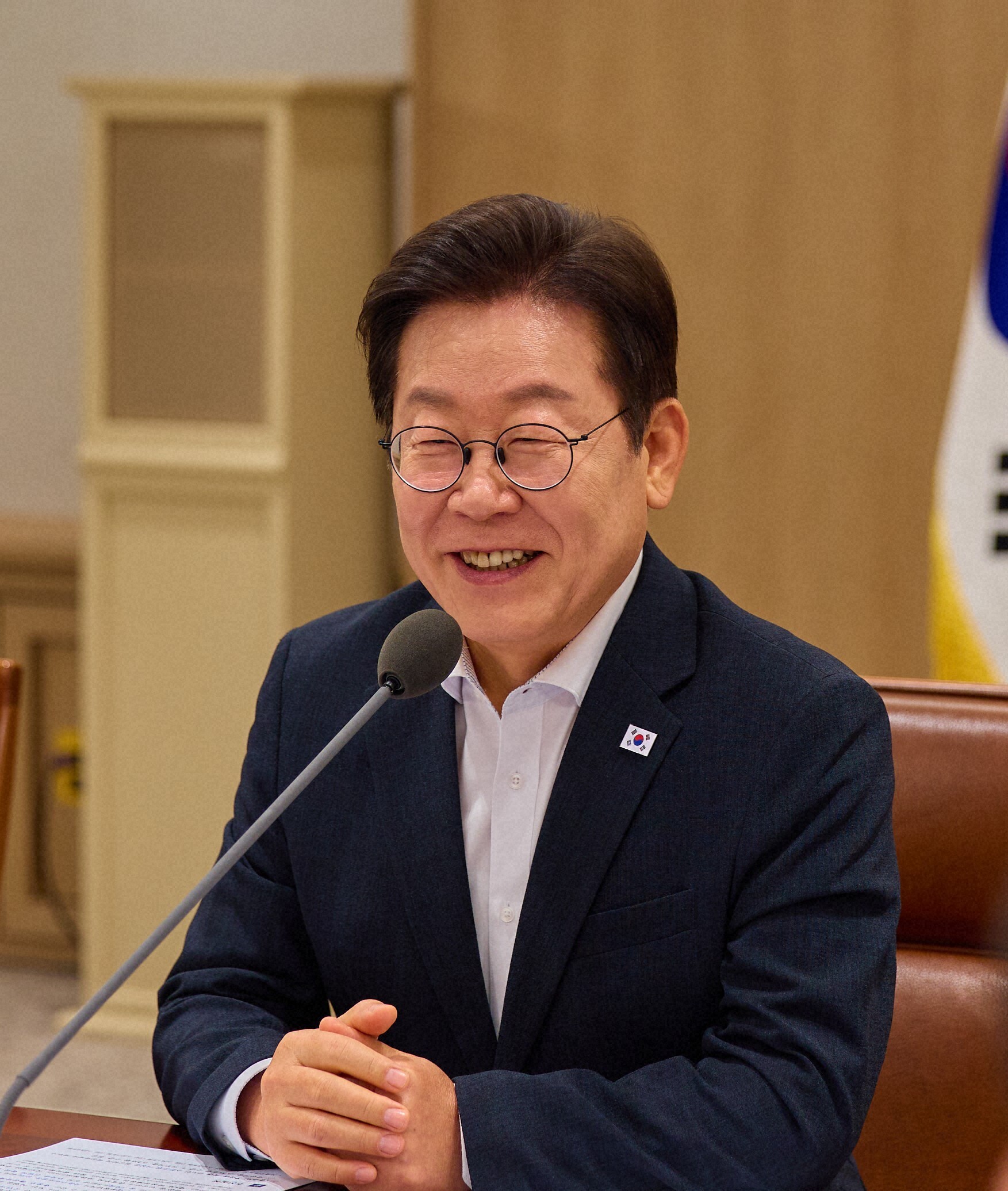 大統領府で執務にあたる李在明大統領。訪日を前に日韓関係の歴史問題に対する見解を表明しました。