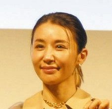 「美人女子プロゴルファーかと」「スタイル最高」　48歳タレント、ミニ丈袖なしワンピでご機嫌のラウンドにフォロワー「スイングが綺麗」