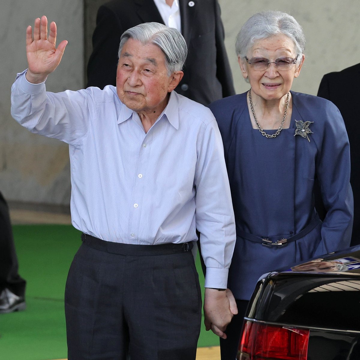 上皇ご夫妻、軽井沢ご静養での笑顔のご様子。美智子さまはMOYNATの愛用バッグをお持ちです。