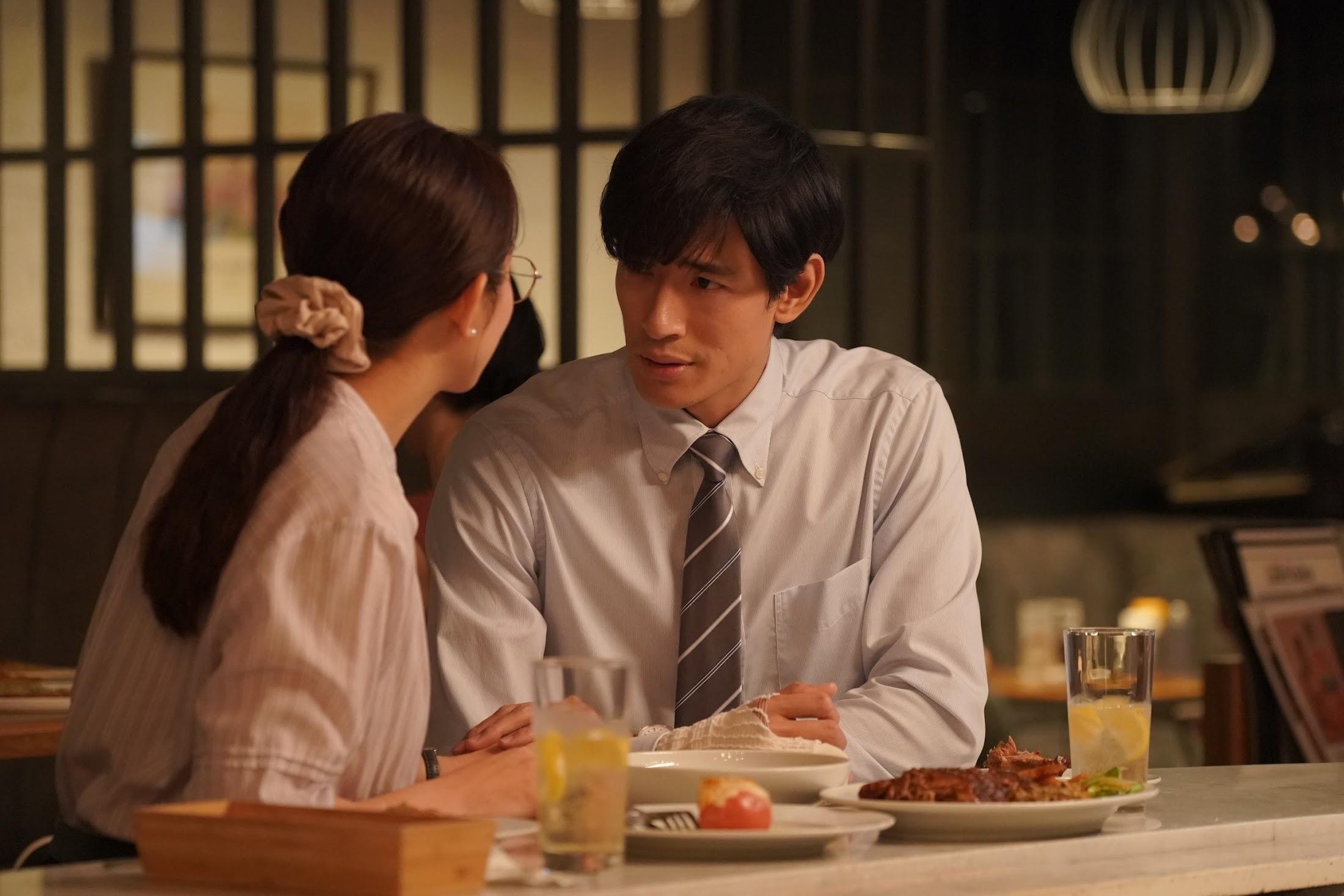 愛の、がっこう。第7話、歩道橋でホスト・カヲル（ラウール）を突き落とす川原洋二（中島歩）の緊迫した場面。