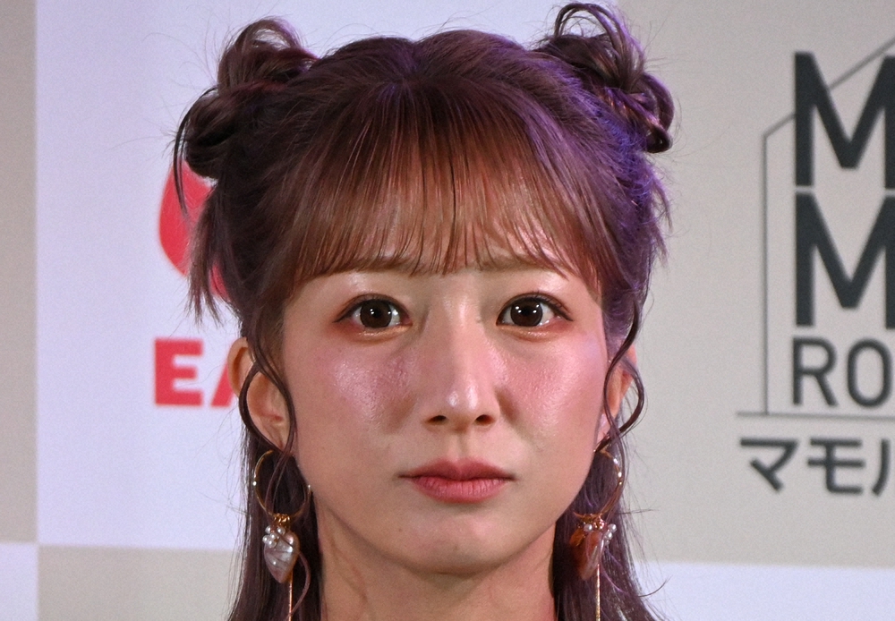 辻希美さんが第5子出産後、幸せそうな笑顔を見せる様子