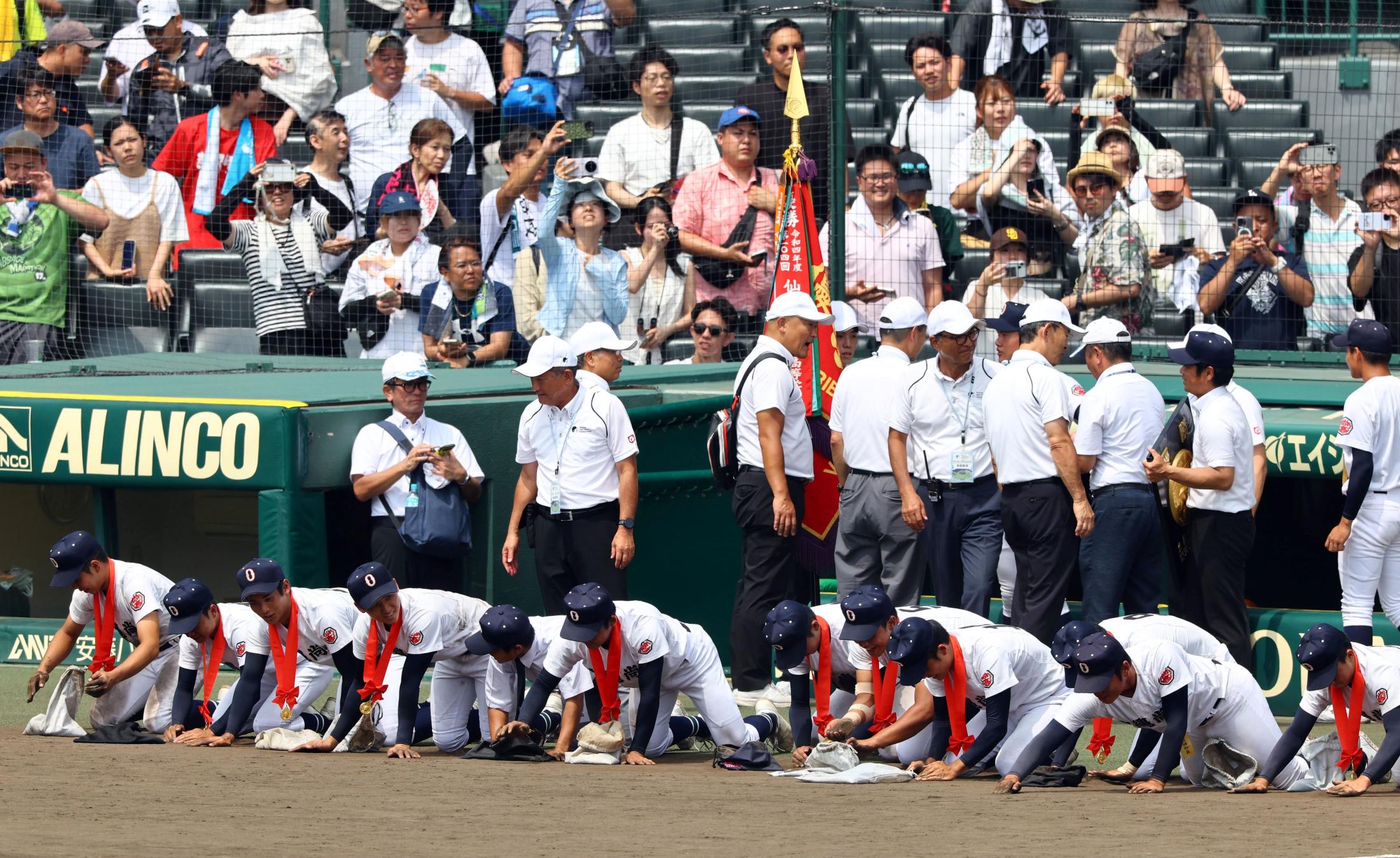 甲子園の土 甲子園の砂 甲子園の土 甲子園の砂キーホルダー 新品未開封 95周年記念