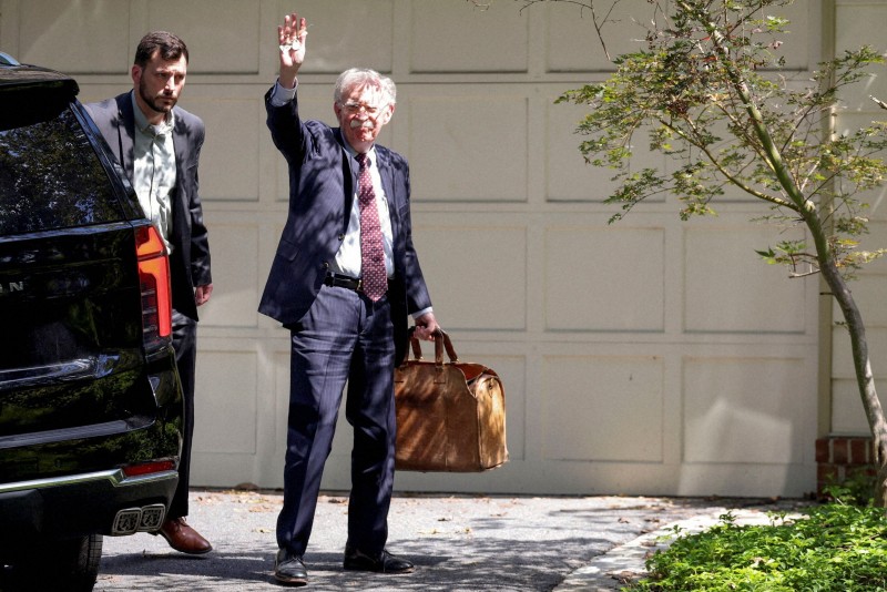ボルトン元米大統領補佐官がFBIの家宅捜索後にメリーランド州ベセスダの自宅に戻る様子