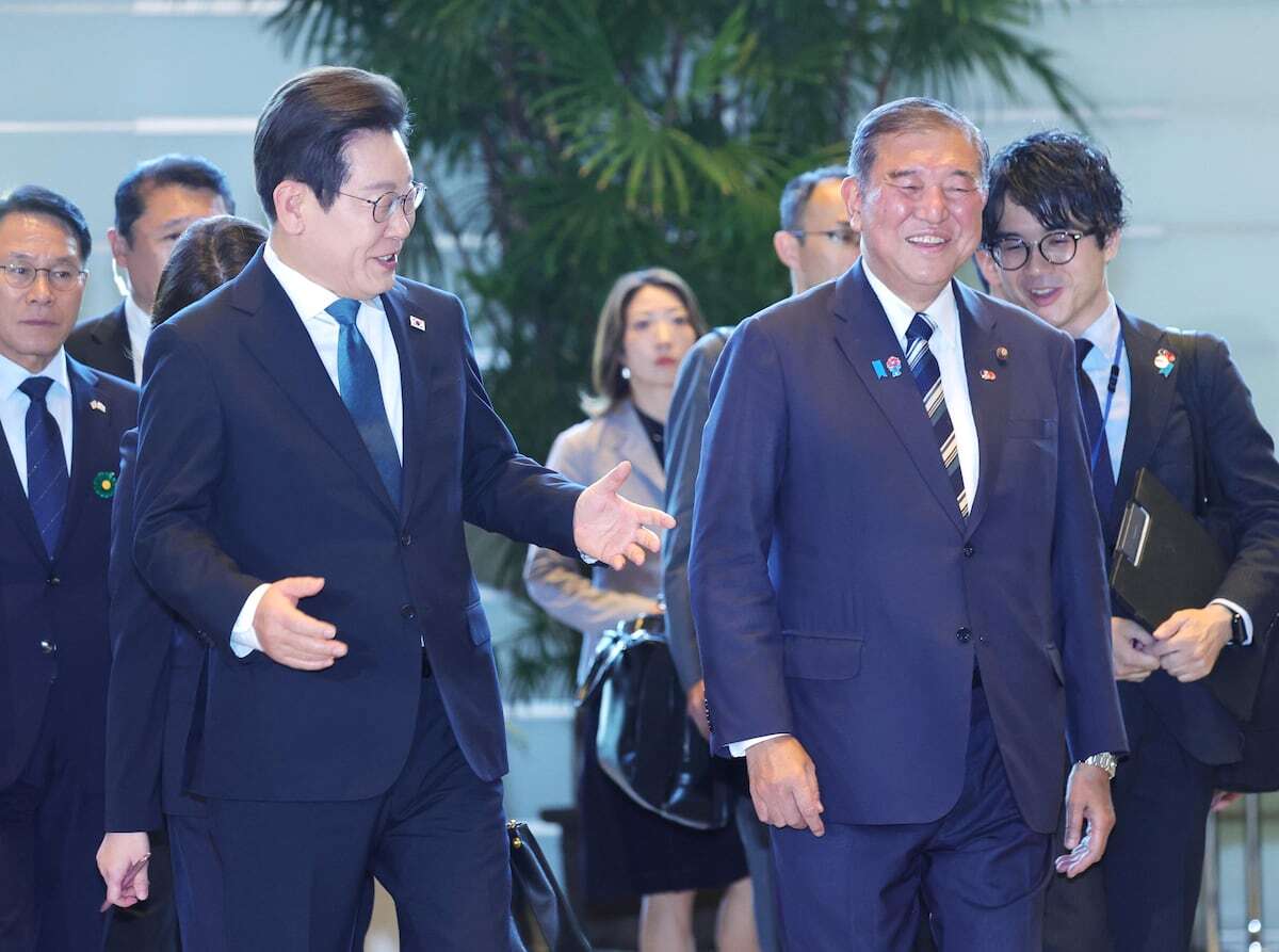 首相官邸での日韓首脳会談前、石破首相が李大統領を出迎える様子