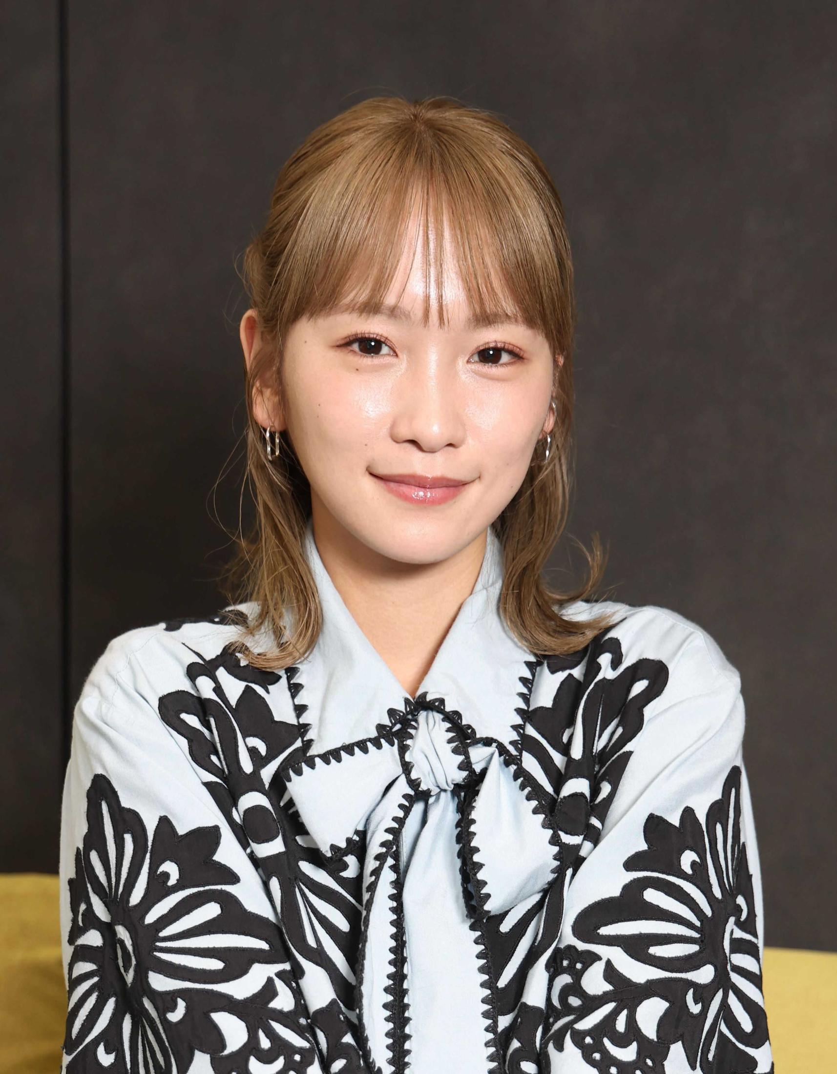 明るい笑顔を見せる女優・川栄李奈。2児の母として仕事と育児を両立させる姿