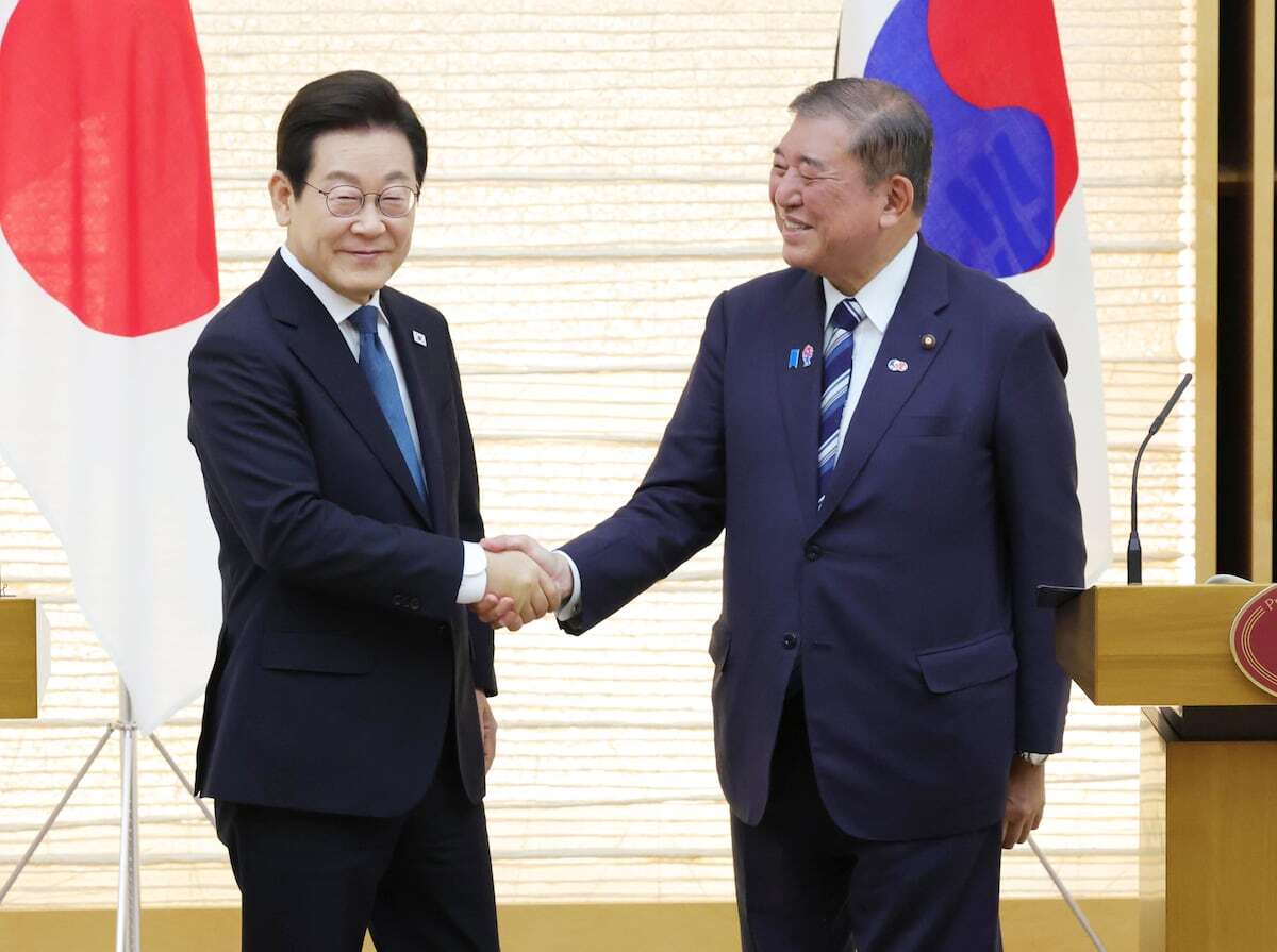23日午後、首相官邸で行われた日韓首脳会談後の共同記者発表で握手する石破茂首相と李在明大統領。両国の関係強化を示す外交の一場面。