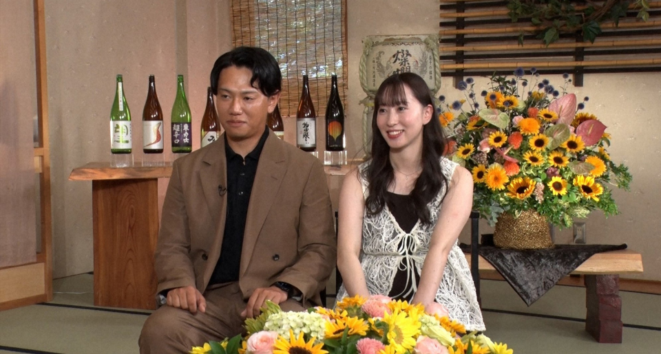 人気番組『新婚さんいらっしゃい！』に出演するMC藤井隆、井上咲楽と、井上さんの地元益子町から登場した高校時代の同級生夫婦が笑顔を見せる様子。
