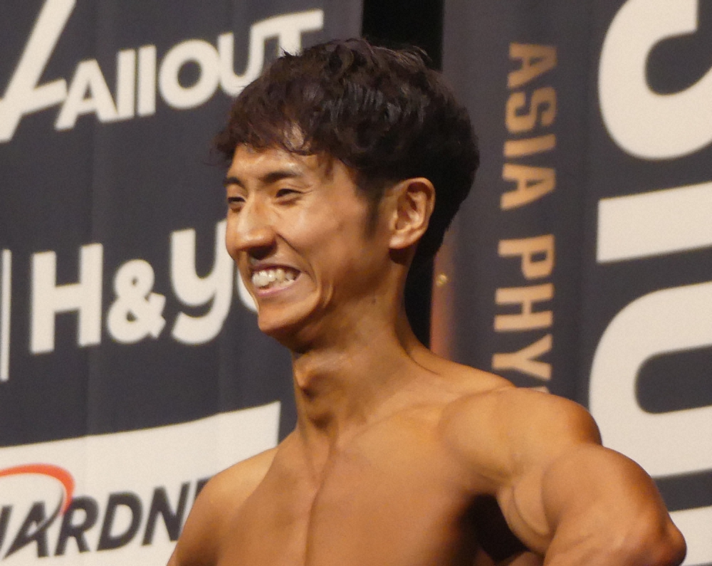 お笑いコンビ「コロコロチキチキペッパーズ」の西野創人氏。2年間の筋トレによる肉体改造を遂げた姿を披露。