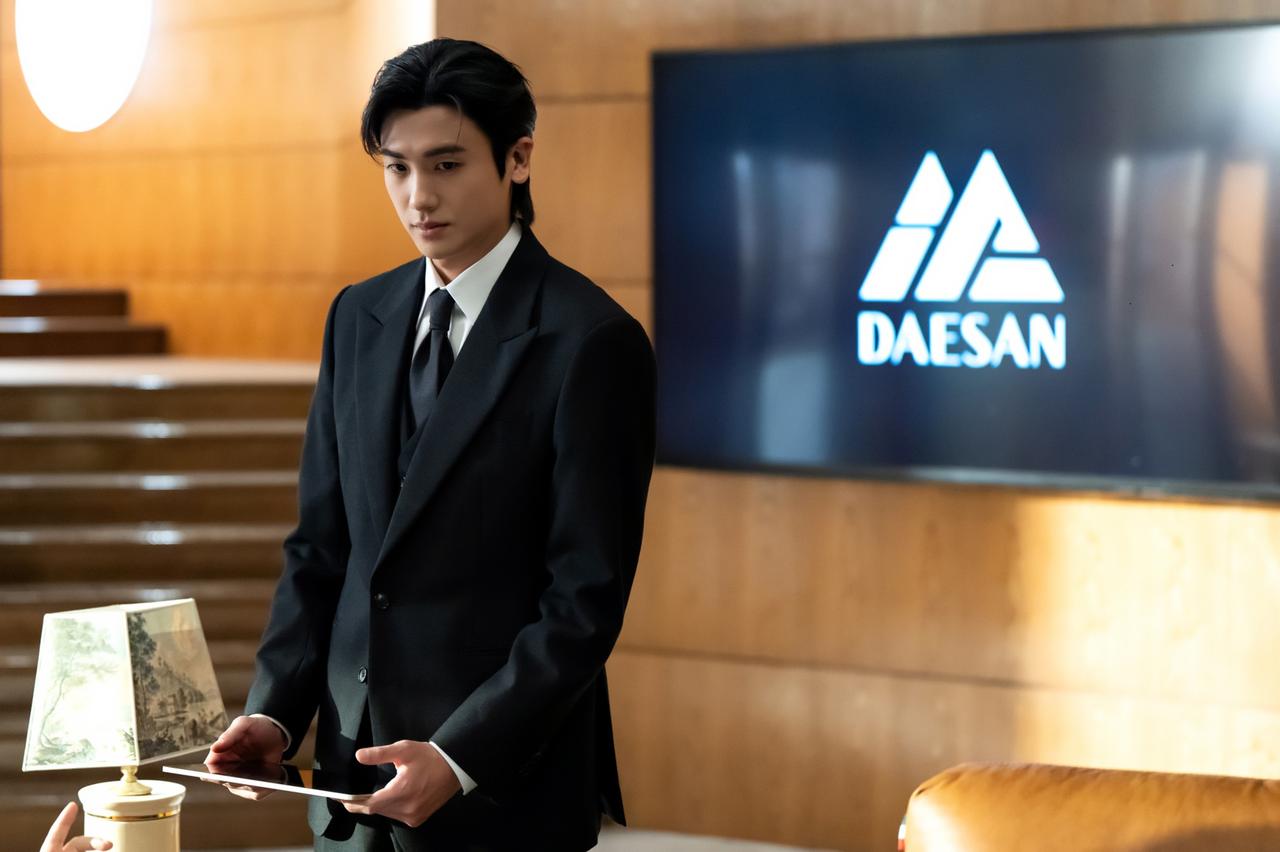 韓国ドラマ「埋もれた心」で復讐を誓う主人公を演じるパク・ヒョンシクの凛々しいスーツ姿