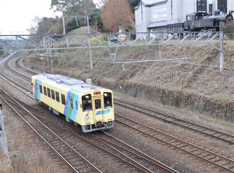 非電化区間でありながら複線を持つ平成筑豊鉄道。直方駅付近でJR筑豊本線と並走し、合計4本の線路が敷かれた様子