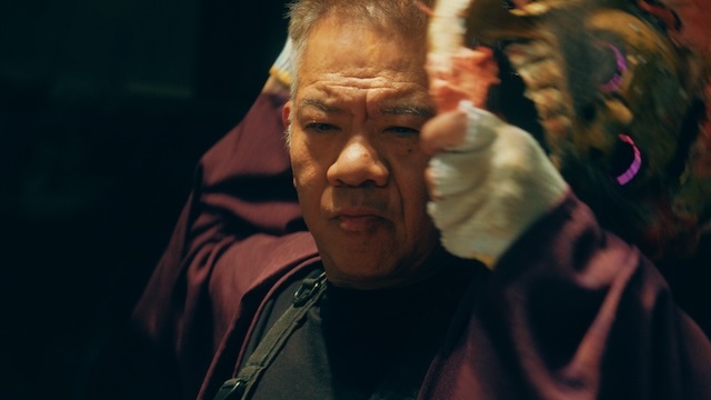 ドラマ『放送局占拠』で輪入道のお面を被るFUJIWARA原西孝幸