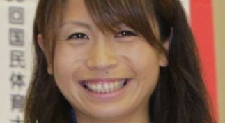ベビーカーを押して散歩する女子サッカー元日本代表の鮫島彩