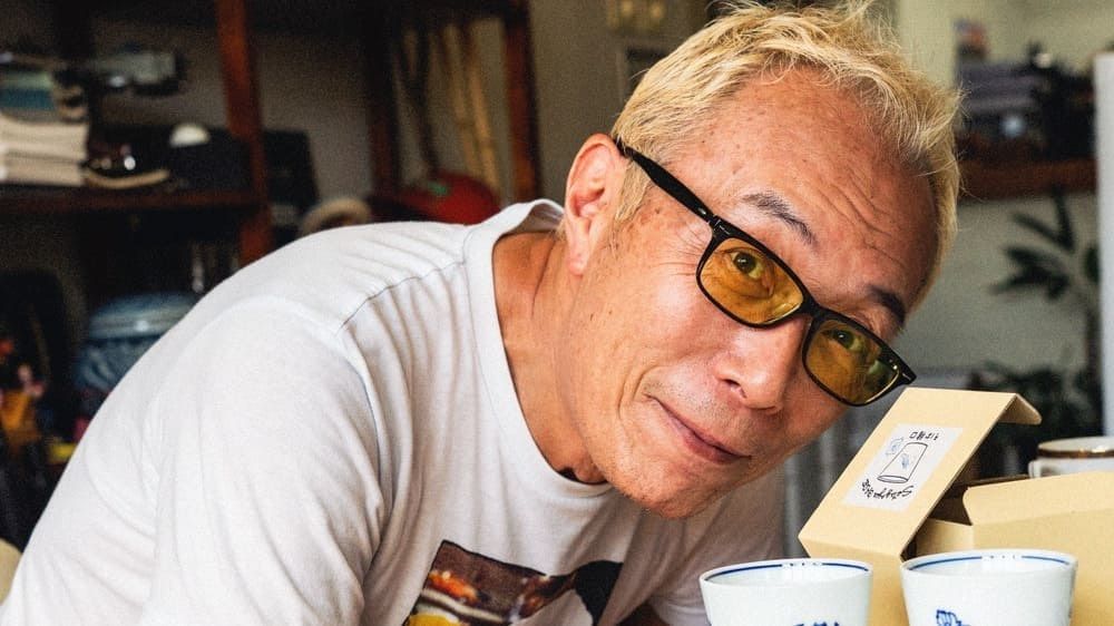 所ジョージ氏が自転車にまたがり、独自のライフスタイルを表現している様子