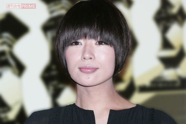 椎名林檎がステージでパフォーマンスする様子。背景にライブの熱気が感じられる。