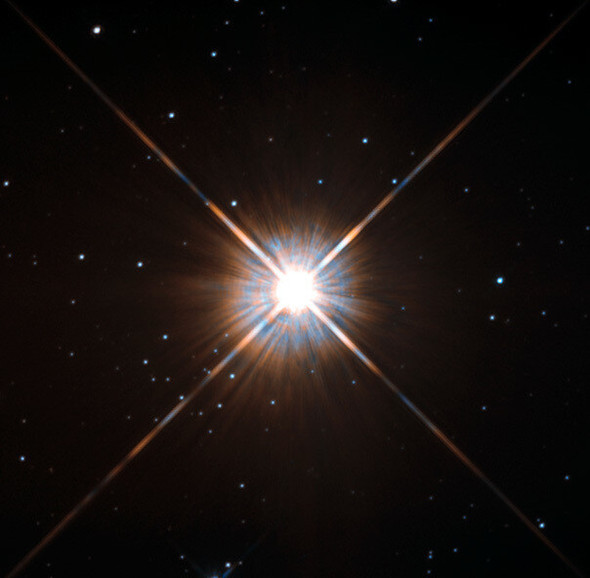 太陽系に最も近い恒星プロキシマ・ケンタウリ。ハッブル宇宙望遠鏡が捉えたその姿と「旅する星」としての役割