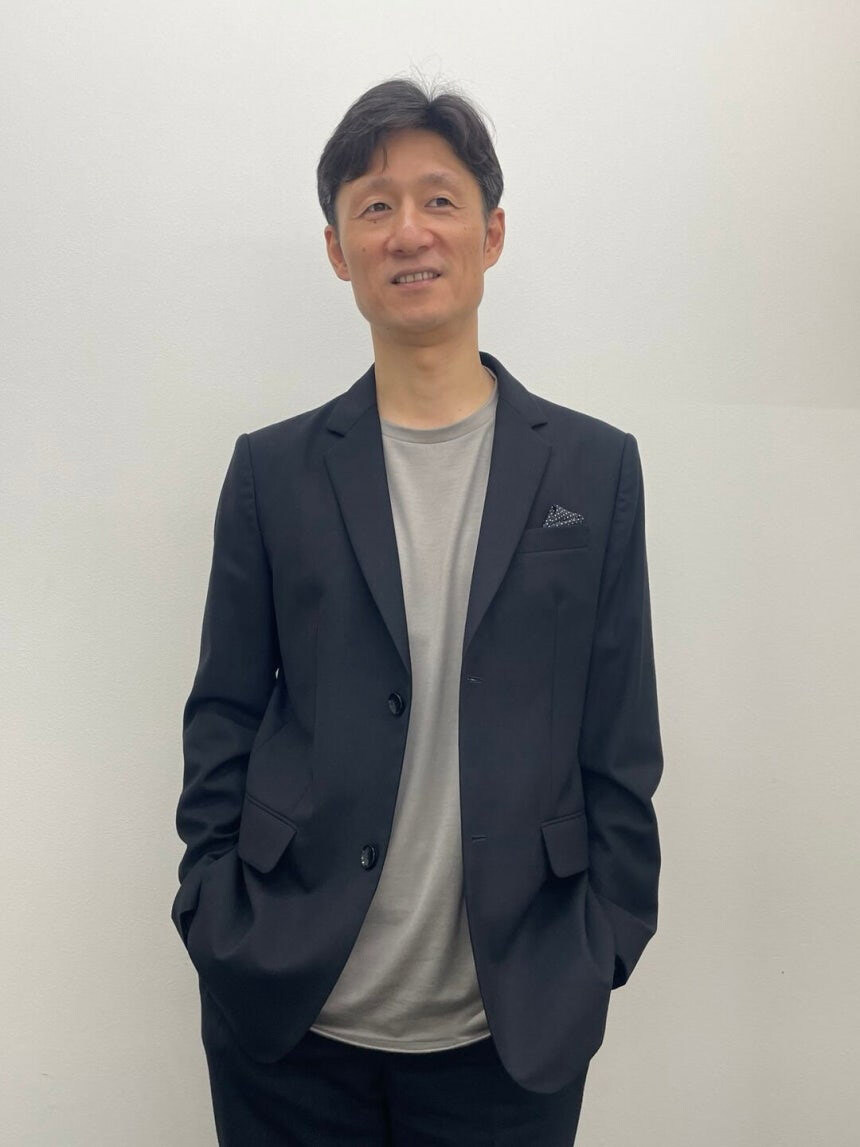 東京・新宿の映画館でインタビューに応じる李相日監督。新作映画『国宝』の成功と自身のアイデンティティについて語る