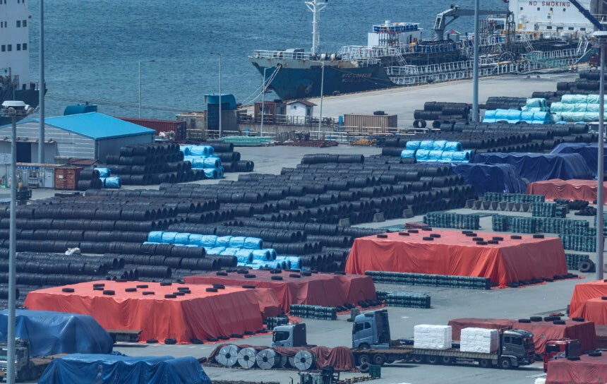 韓国平沢港に山積みの輸出用鉄鋼製品：米国の関税強化による影響の深刻さを示す
